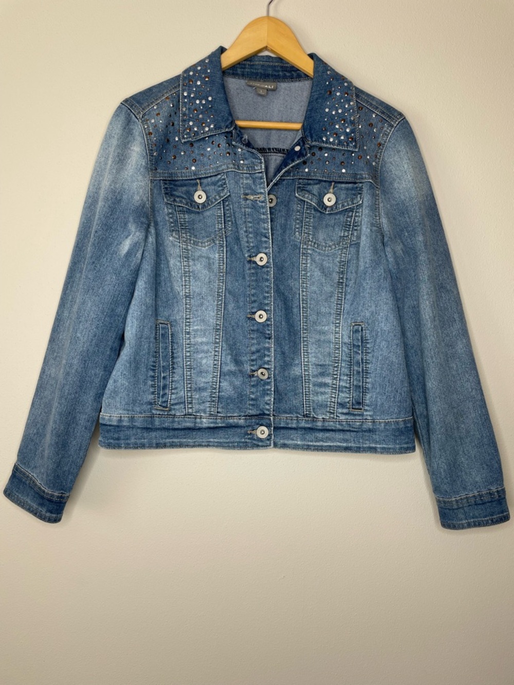 Roz & Ali Distressed Blue Denim Trucker Style Jean Jacket Studded Yoke & Collar